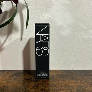 NARS Natural Radiant Longwear Foundation Light 4